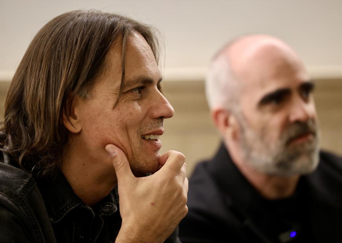 Imagen secundaria 1 - Rafael Cobos y Luis Tosar, en diferentes momentos de la entrevista.